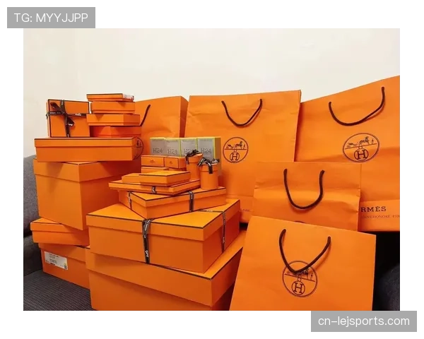 娜奥米·大阪拎着爱马仕袋子排队买臭豆腐，摊主结账那一刻表情太真实